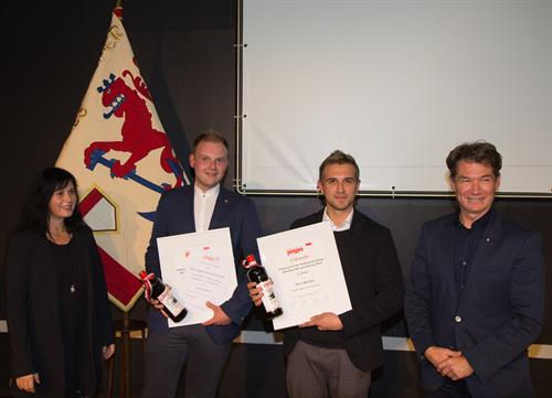 Dominic Schlebes (2. v.l.) und Marc Maylahn bekamen von Cornelia Zuschke und Jonges-Stadtbildpfleger Volker Vogel (r.) die Urkunden für ihre gelungene Arbeit „Not wird Heimat“ überreicht.